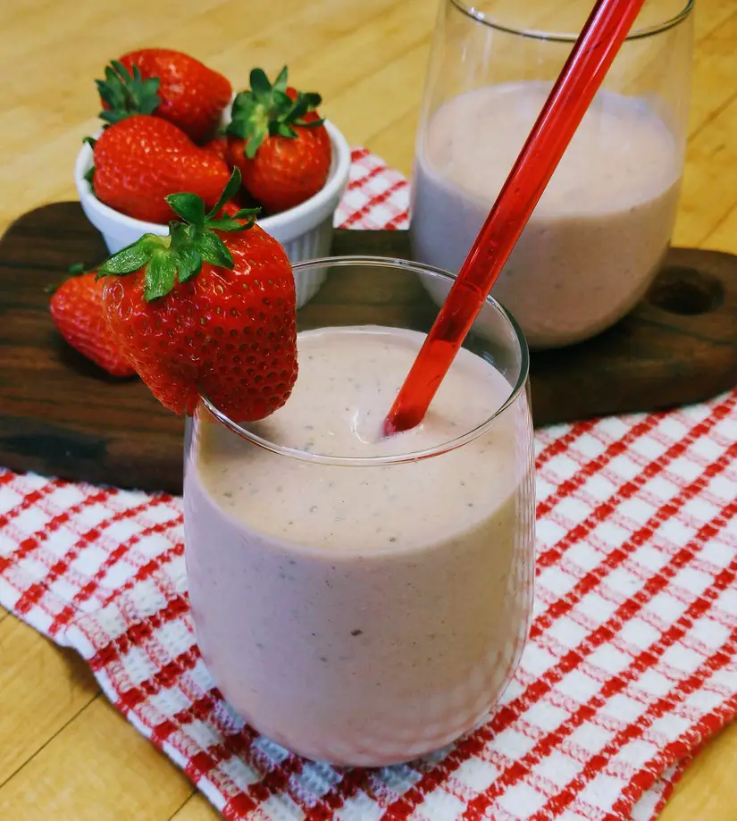 Healthy Strawberry Shortcake Smoothie with Oats, Greek Yogurt, and Protein Powder